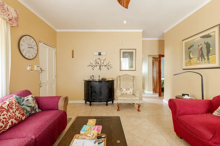 A Private Cottage Just Steps Away From the Beach and Hip Strip - Image 1
