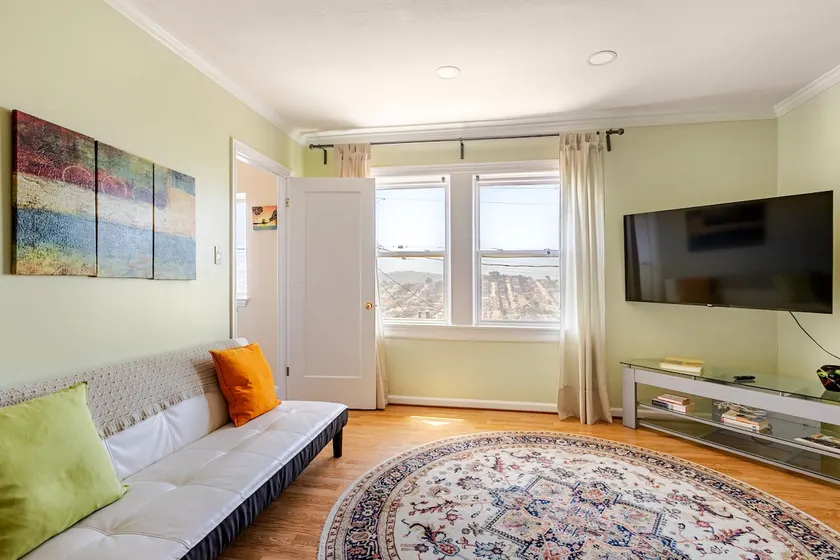 Spacious 2 BR in SF. Views! Free Parking! - Image 1