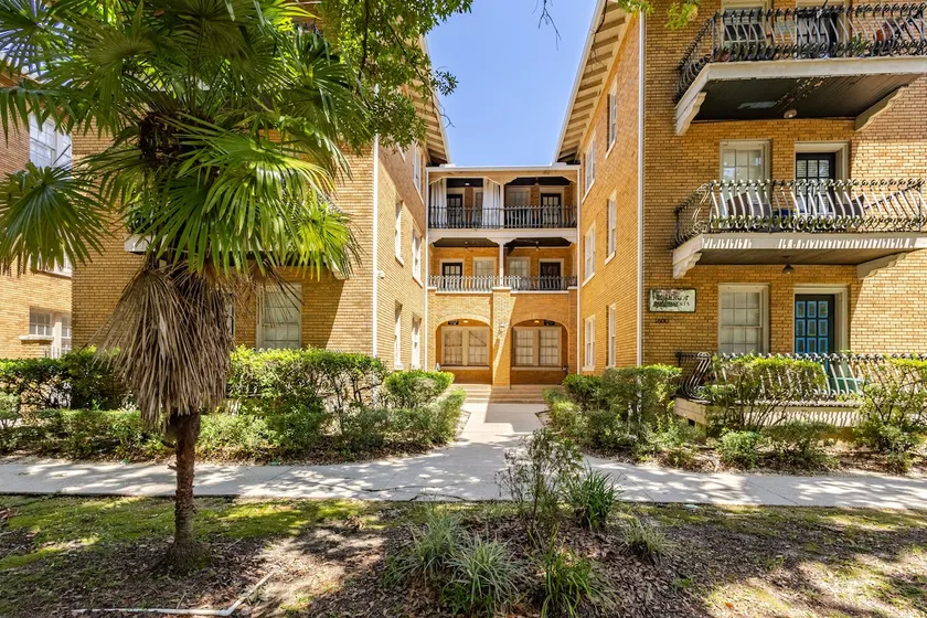 Small Studio Condo -Private balcony -Free Parking - Image 1