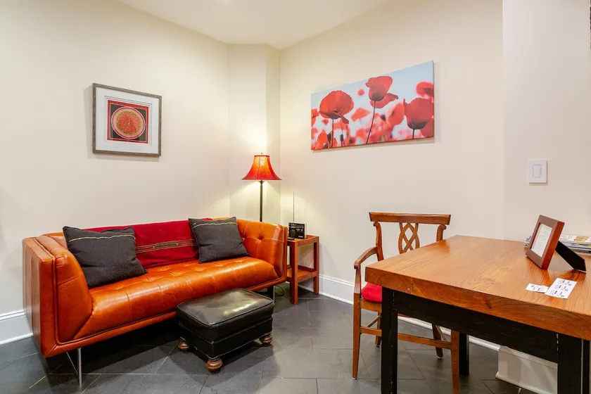 Stylish Studio in Historic Logan Square - Image 1
