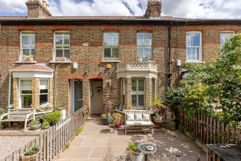 Fancy cottage by RiverThames , Kew Gardens - Image 1