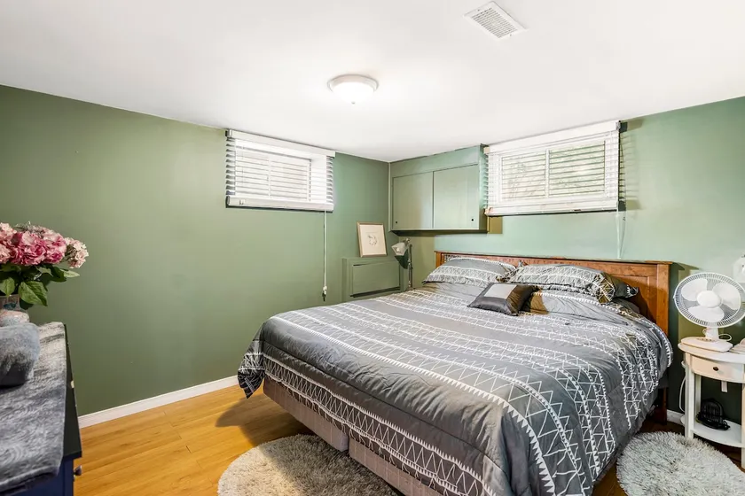 PRIVATE Apartment Mins to Hamilton Airport w/prkng - Image 1