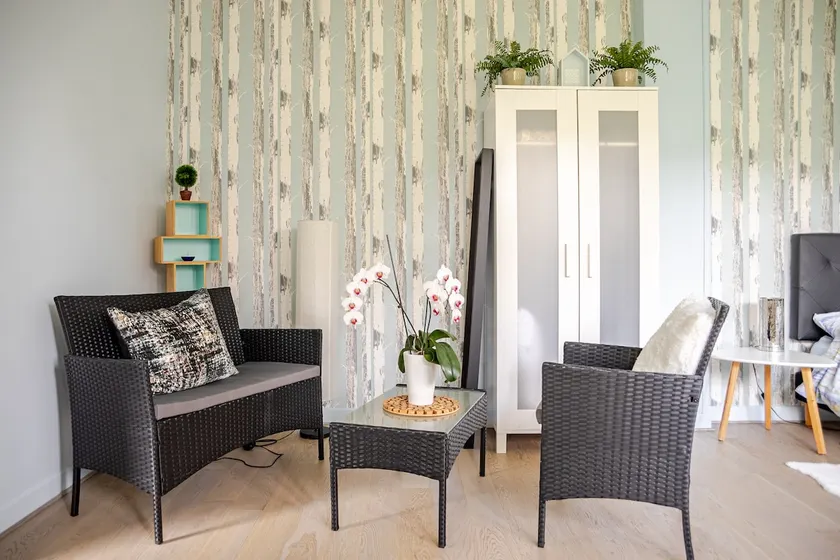 large independent room overlooking the garden - Image 1