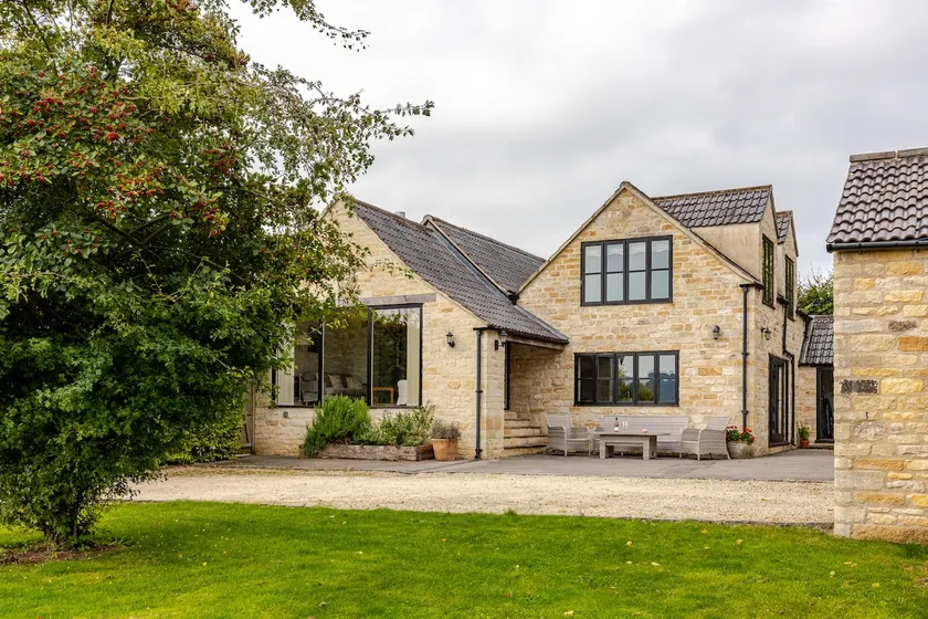 Spacious farmhouse with stunning valley views - Image 1