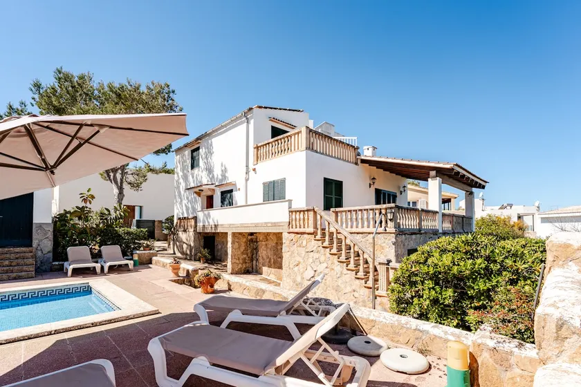 A beachfront villa with a pool, 9 beds, and 5 bedrooms - Image 1