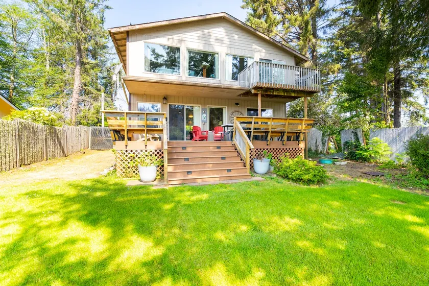 Lake Front House (Lincoln City / Devils Lake) - Image 1