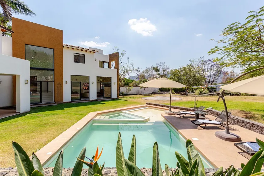 Beautiful house with a large garden, pool and jacuzzi. - Image 1