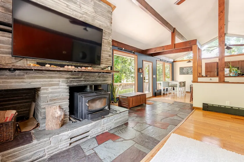 Sweet and spacious mountain view home w/fireplace! - Image 1