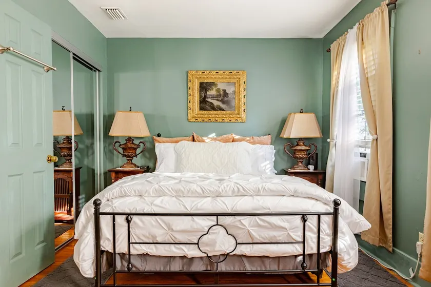 The Historic Chelsea House. - A Jewel Box Property - Image 1