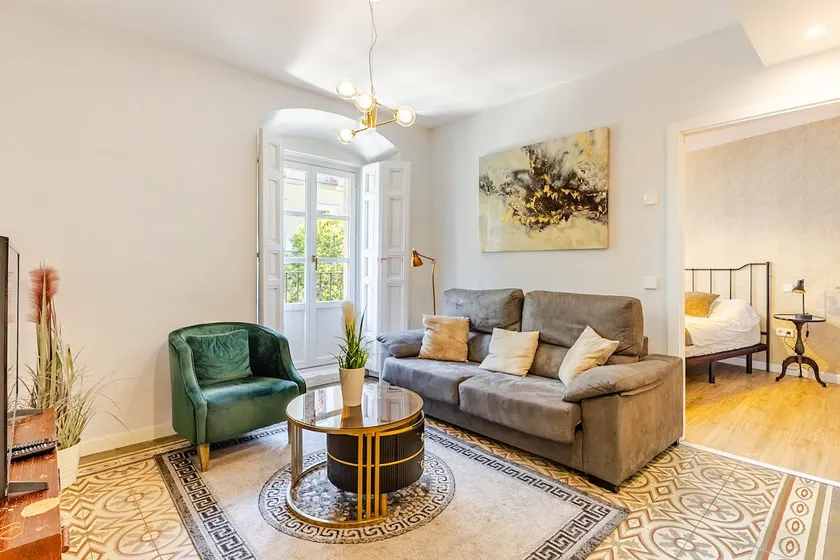 A Brand new Luxury- Muy Central- AC, up to 10 - Image 1