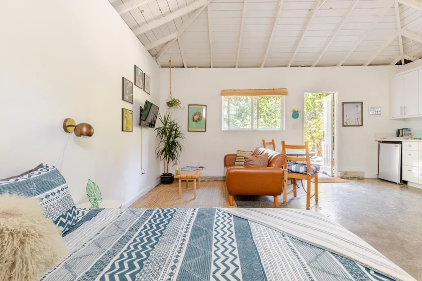 LA Bungalow Oasis: Parking, By Beach, SoFi, LAX - Image 1