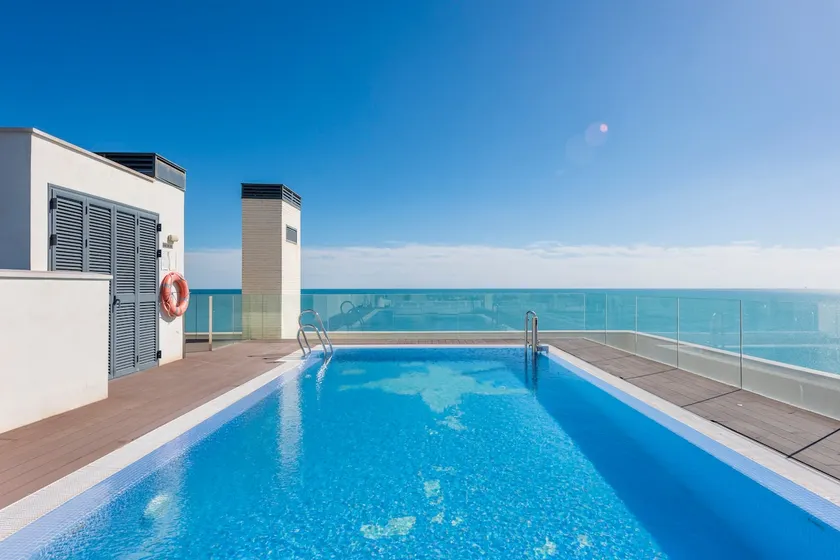 Design 2BR Beachfront with rooftop pool & parking - Image 1