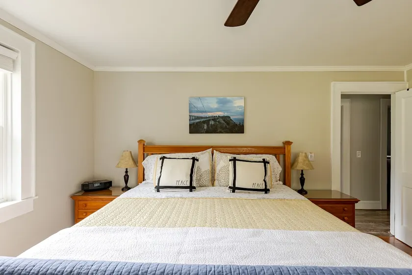 4 houses from our farm, The Grace Place, king bed - Image 1