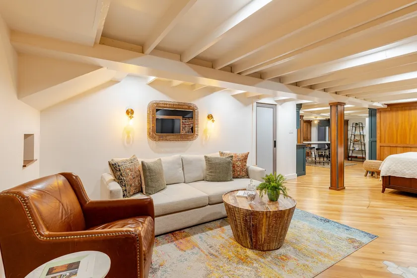 LUXURY HISTORIC APARTMENT ON THE BRICK STREETS - Image 1