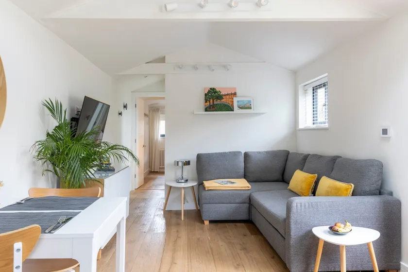 Self contained 1 bed house v near centre, parking - Image 1