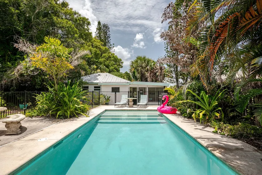 \"OLD FLORIDA\" RIVERSIDE POOL COTTAGE, DIE DIE ZEIT VERGESSEN HAT - Image 1
