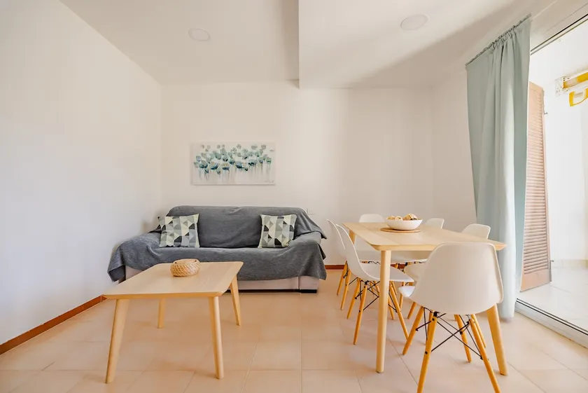 Super Waterfront Apartment with Pool - Image 1