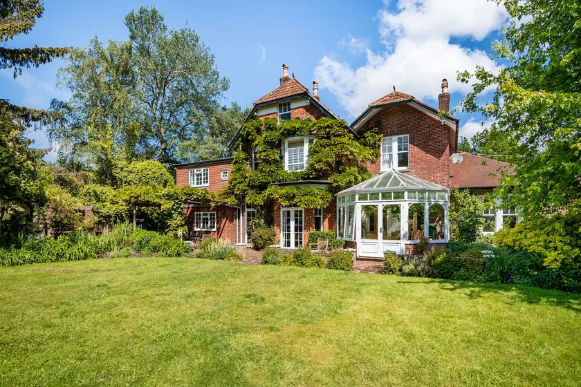 A holiday home in New Forest with pool & hot tub - Image 1