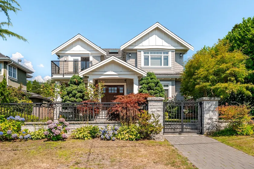 Stylish guest suite in the HEART of West Vancouver - Image 1
