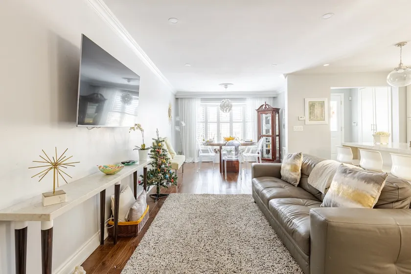 Luxury! Entire upper 2 level backsplit home - Image 1