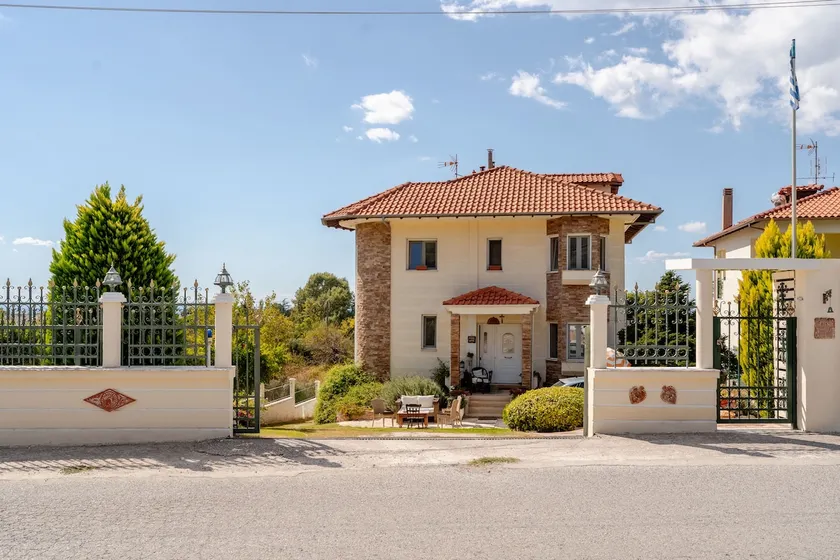Apartment in a villa with garden - Image 1