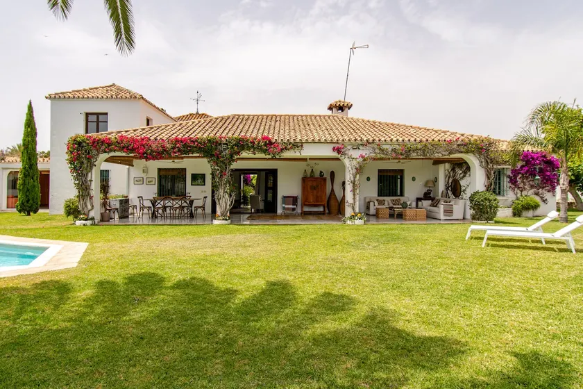 Beautiful house in Guadalmina Baja, overlooking the river and golf 800m from the beach - Image 1