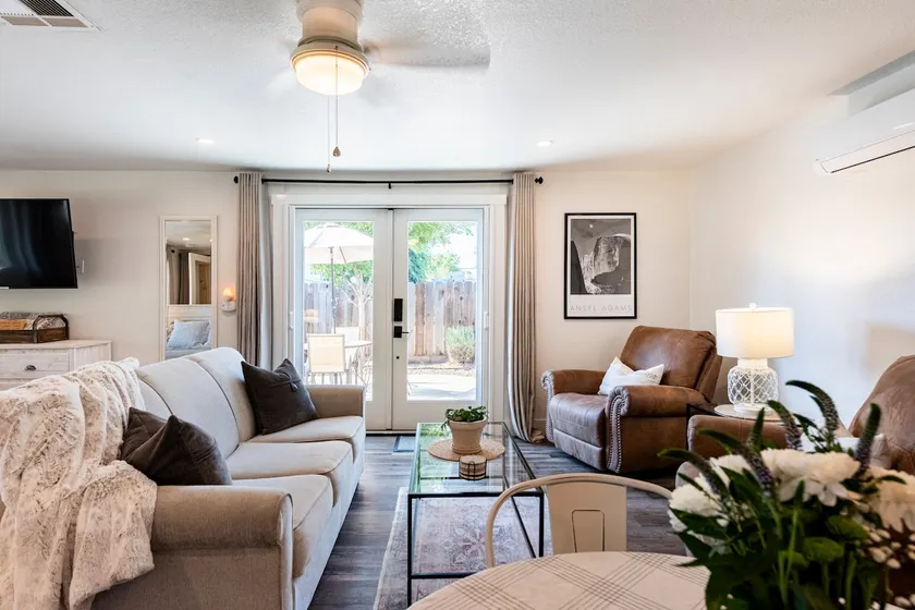 Peach Ave Bedsit - Rural Living near Old Town! - Image 1