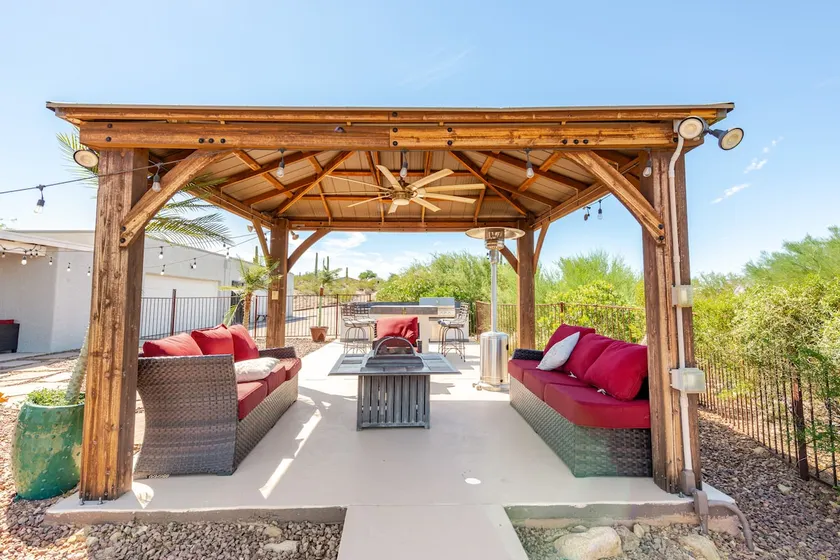 Charming Indoor Jacuzzi & outdoor heated pool - Image 1