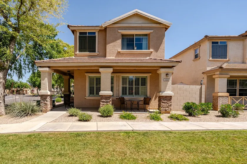Amazing Gilbert home 3 Bed 2 and half Bath sleeps 8 2 car garage - Image 1
