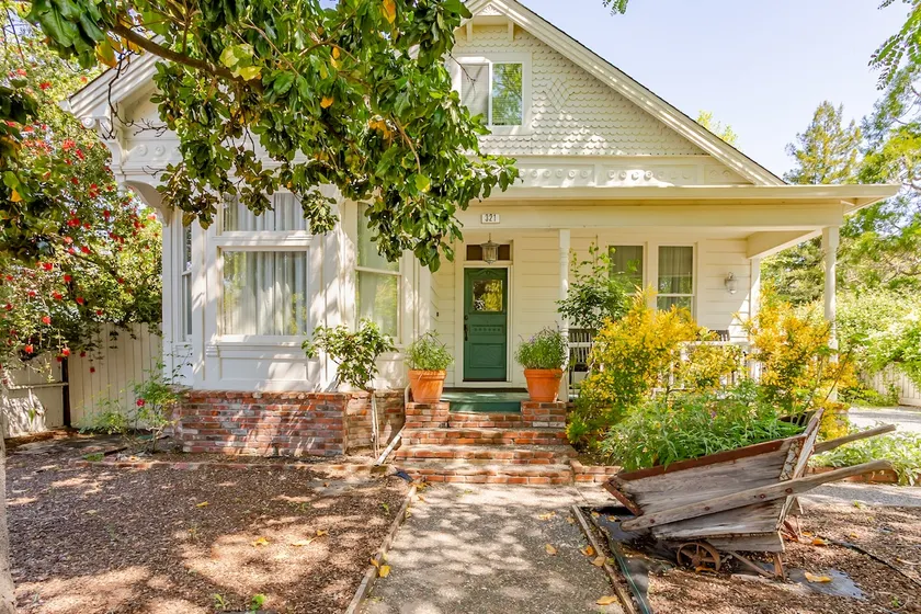Gorgeous Victorian in the HEART of Windsor - Image 1