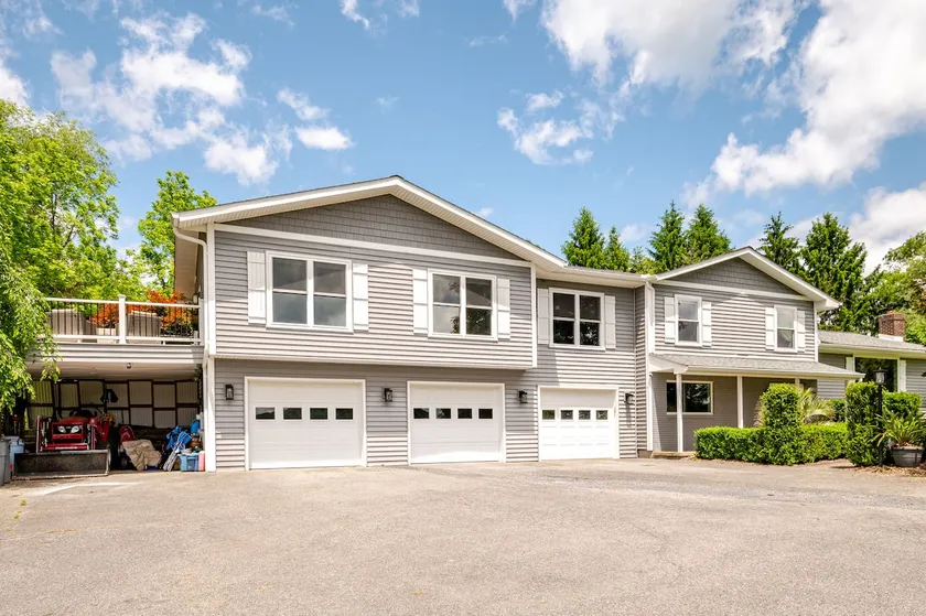Private, spacious home close to stadium - Image 1