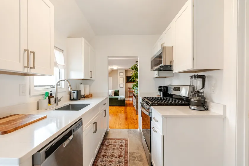 Sun-Drenched 2BR Near Cape Cod & Boston Commuter - Image 1