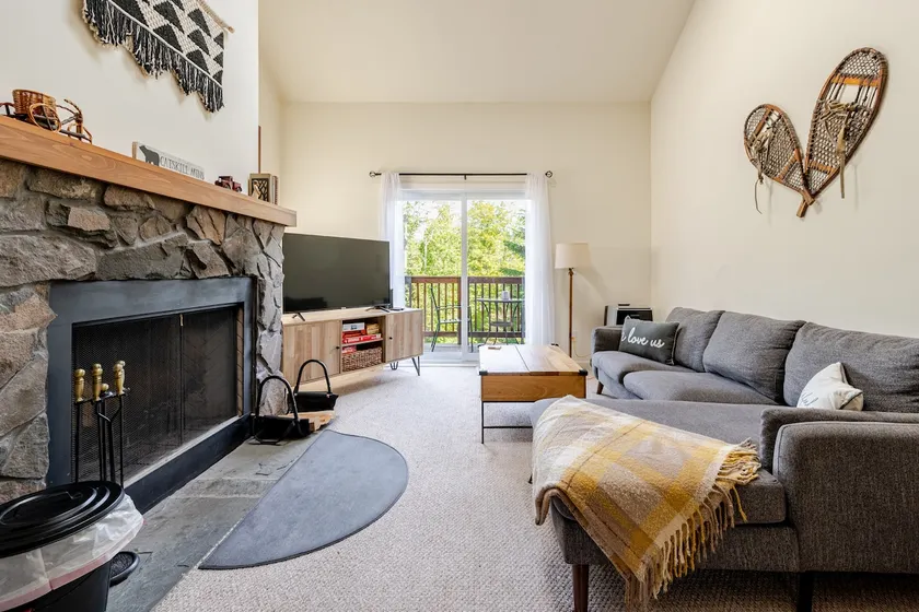 Cozy 3BR townhome w/views & smart climate control - Image 1
