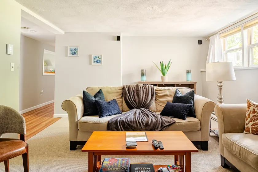 Private apartment with off street parking - Image 1