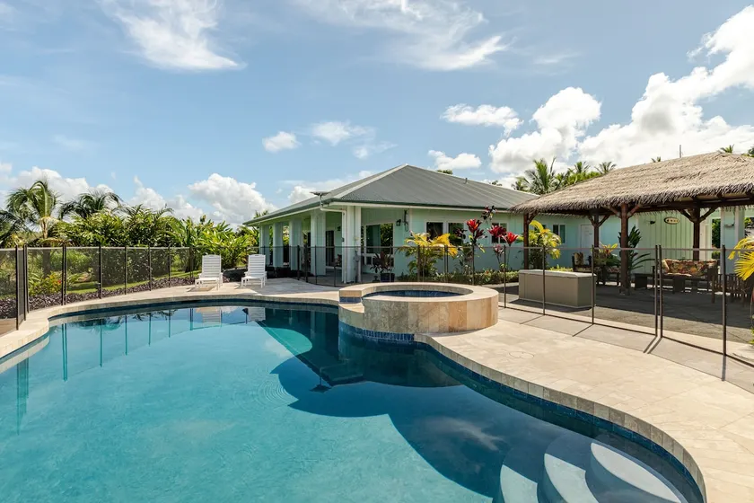 Hale Honu - Oceanfront, AC, Pool, Hot Tub - Image 1