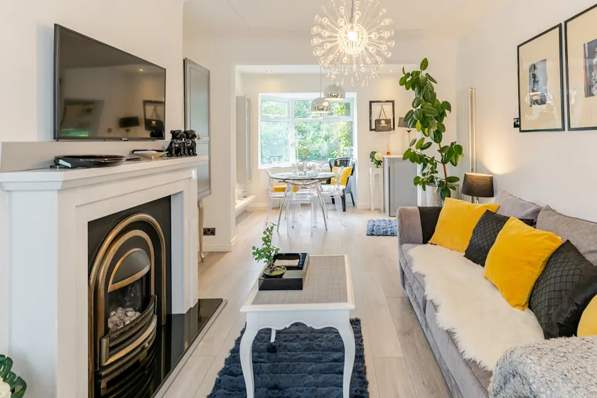 Luxury 5* Home with Secret Garden and Free Parking - Image 1