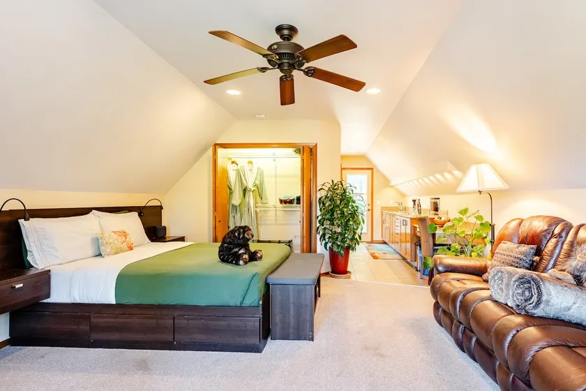 Deluxe Guest Suite - Romantic Summer Getaway - Image 1