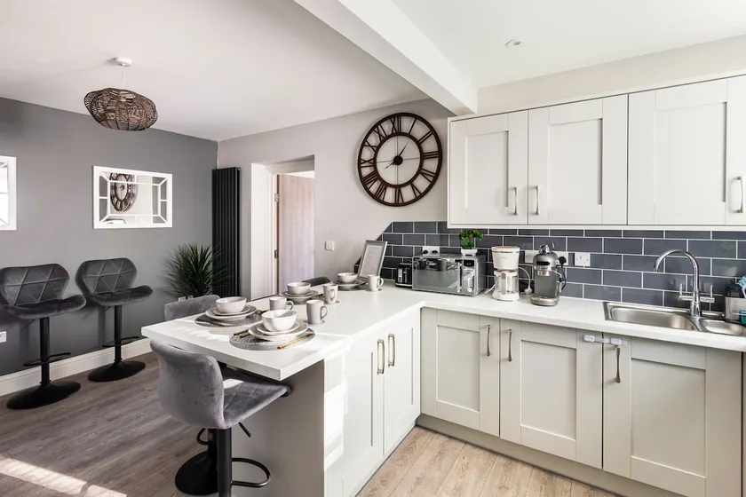 Luxury House 4 ensuite bedrooms, free parking ,wifi - Image 1