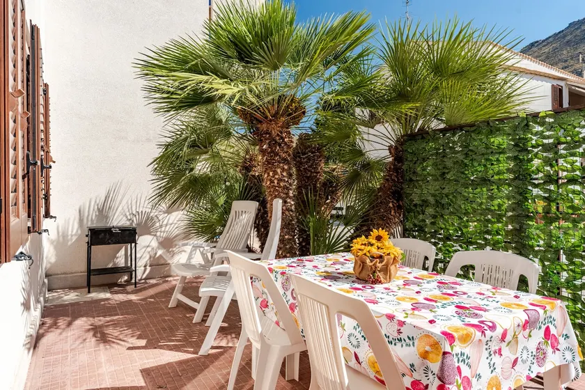 ”Sea and mountains” Bright house with private parking. - Image 1
