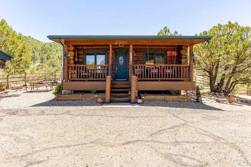 Cozy, Quiet, Authentic Log Cabin-4 mi to Downtown - Image 1