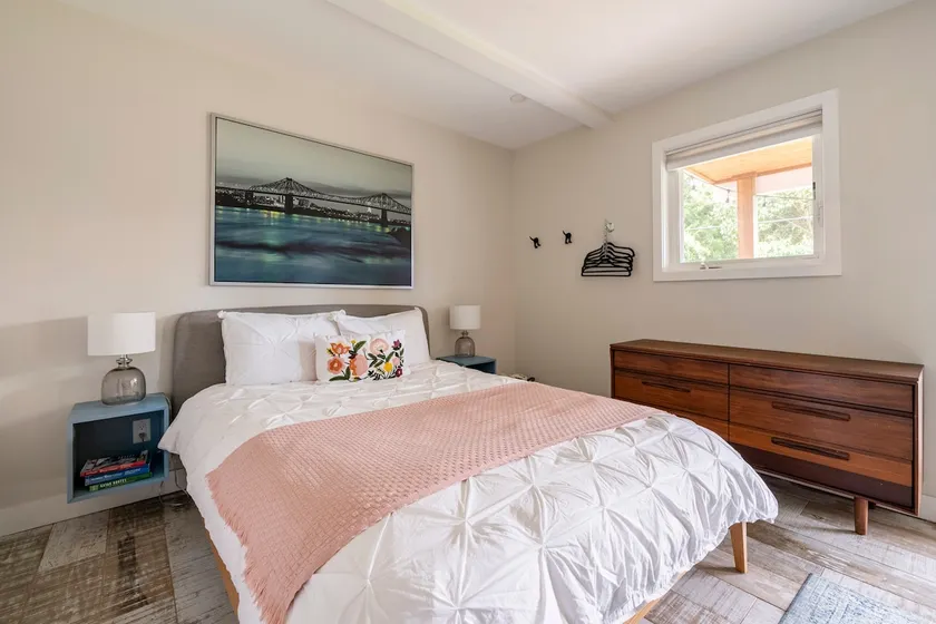 Bright, Modern and Central North Vancouver Studio - Image 1