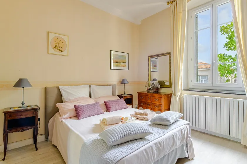 Apartment 117 in a Bastide manor house - Image 1