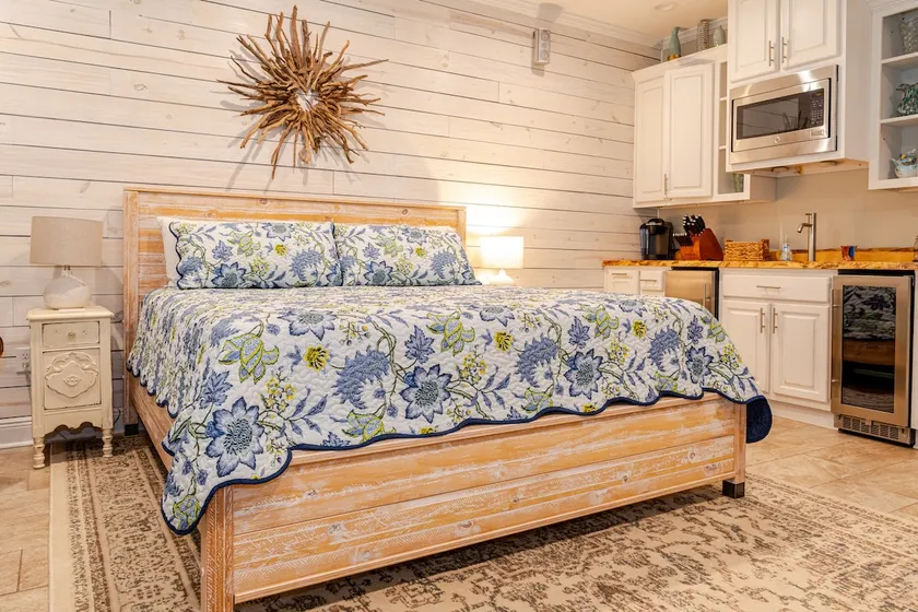 Live Oak Cottage - Close to Everything! - Image 1
