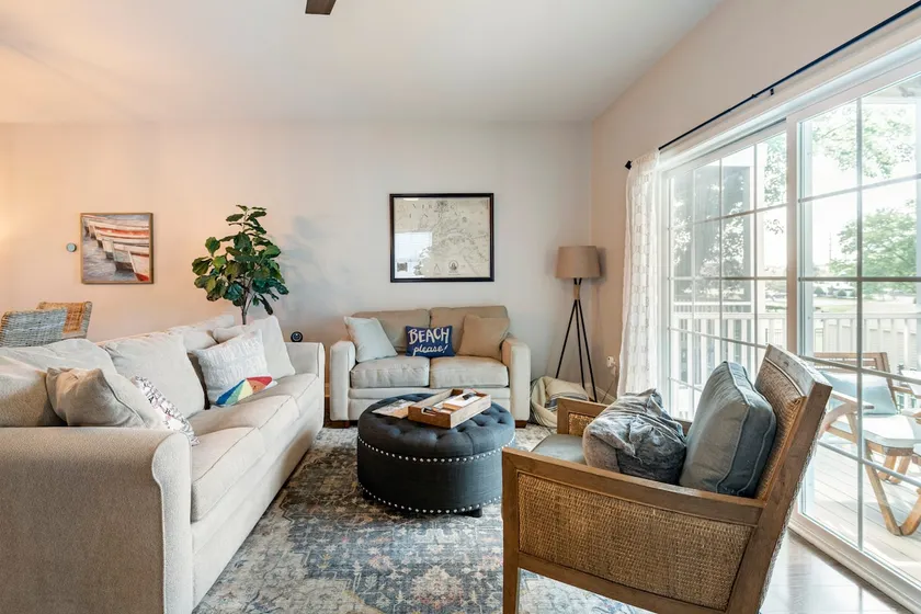 Spacious 3BR / 3.5 Baths/Sleeps 10 - Mins to Beach - Image 1