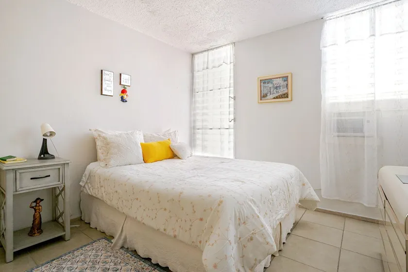 Cozy, Clean 1 Bedroom Apt. w/free parking - Image 1