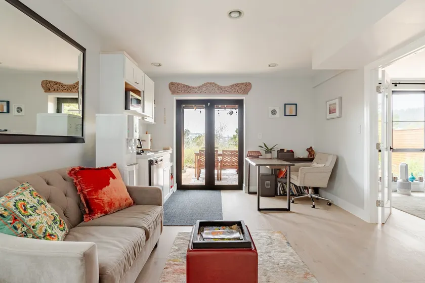 Romantic 1BD w/ patio, parking - Image 1