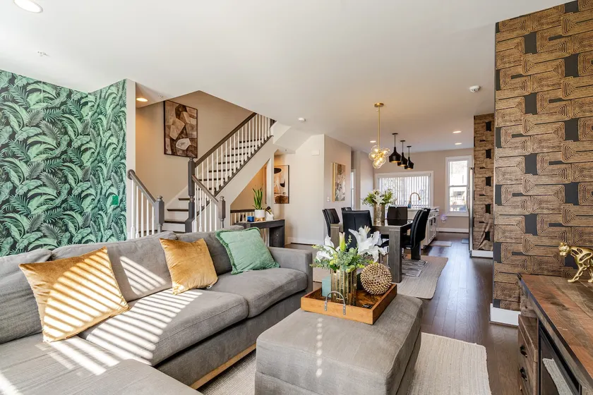 Spacious 3BR Townhouse| Free Parking & Fast Wi-Fi - Image 1
