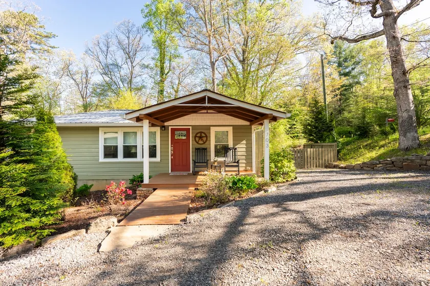 Blueberry Bungalow ❤️ Pups Fenced Yard Walk to town - Image 1