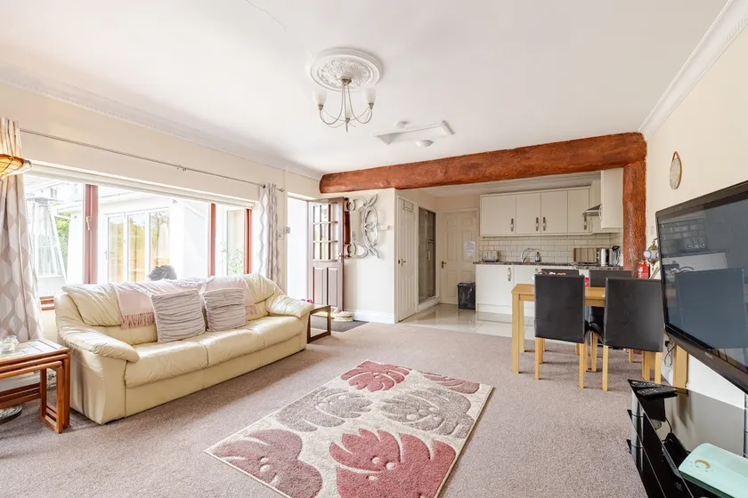 Stunning guest suite with private hot tub - Image 1