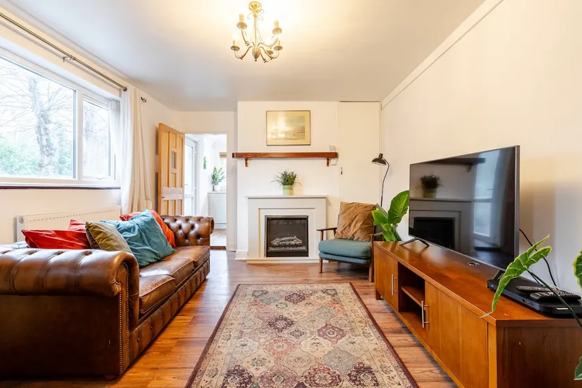 Charming Brentwood Victorian Conversion & Parking - Image 1